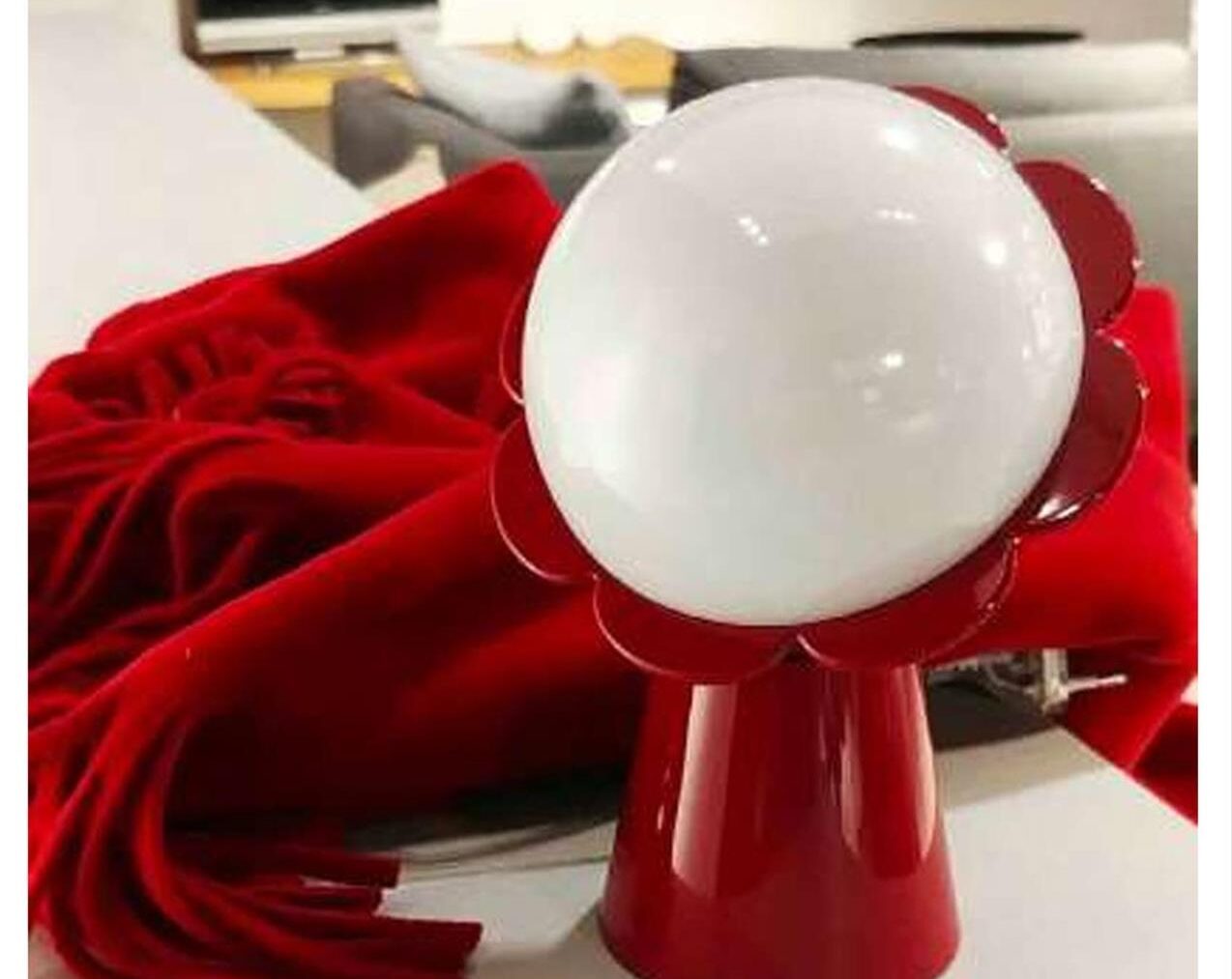 Daisy-Table-Lamp-Red