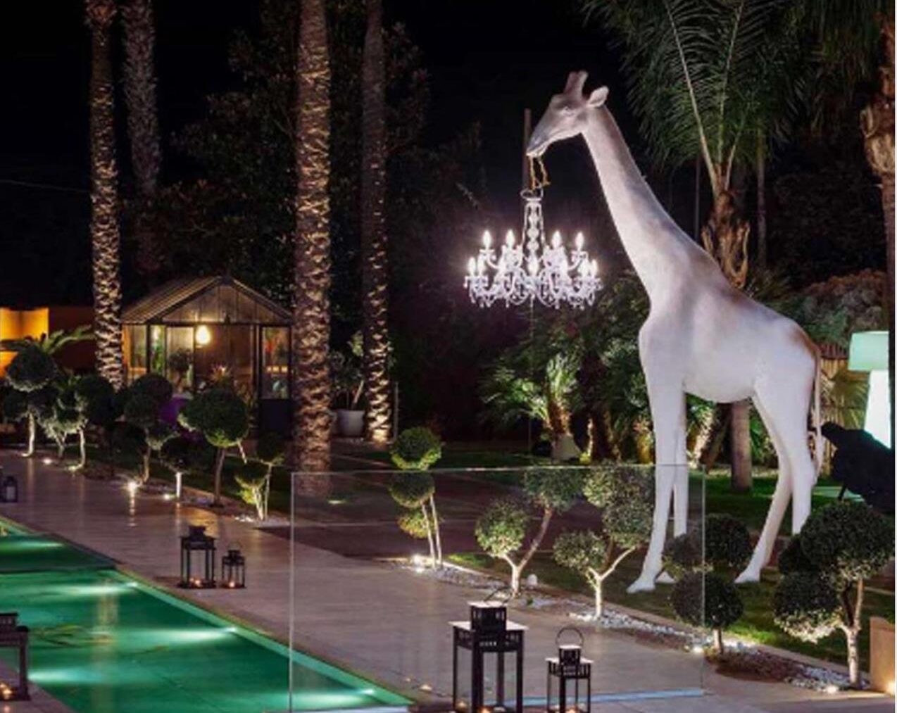 Giraffe-In-Love-XL-Outdoor-4-Metres-White