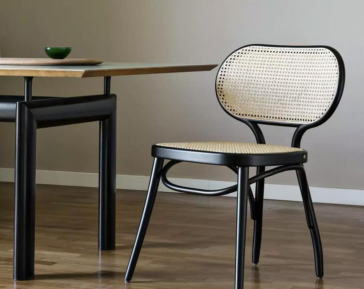 Bodystuhl-Dining-Chair